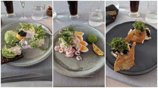 'Um grid de 3 imagens lado a lado, mostrando 3 opções de pratos com uma fatia de pão escuto com com detalhes de folhagem, avocado, proteína e um creme claro, em diferentes arranjos.'